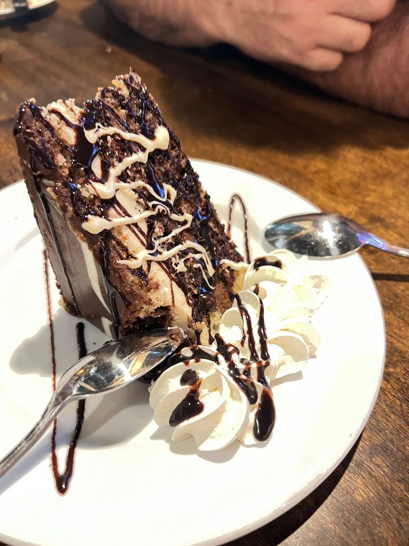 Save Room, Because That Wedding Cream Cake Is Calling
