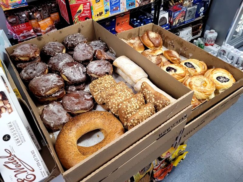 Fresh Breads And Pastries That Reward Early Fridays