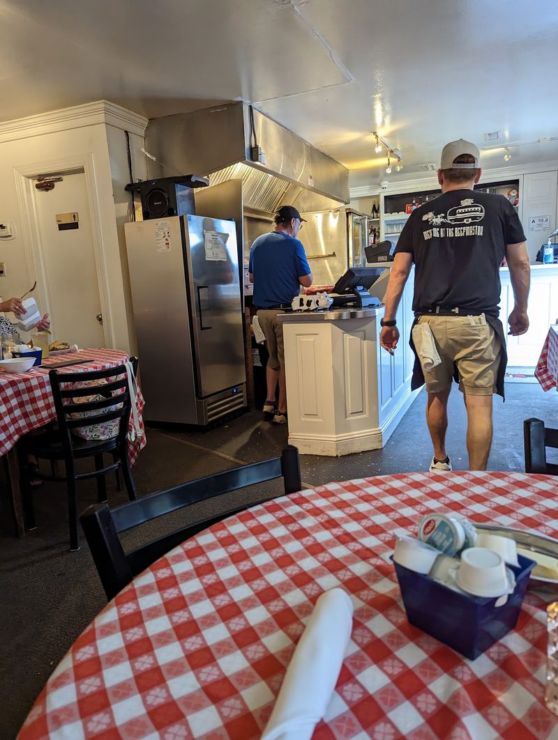 Service That Keeps Dinner Moving