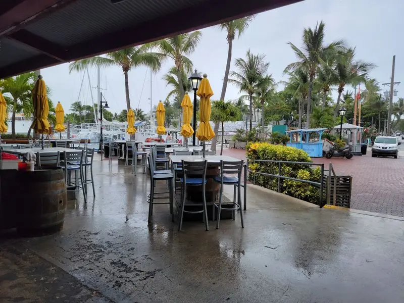 A Marina View That Slows the Meal Down