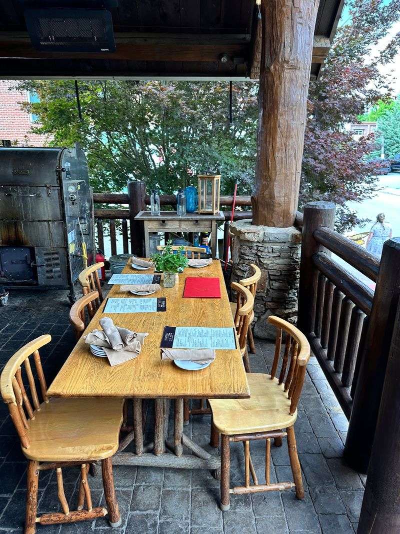 A Mountain Lodge Feel That Makes Date Night Easy