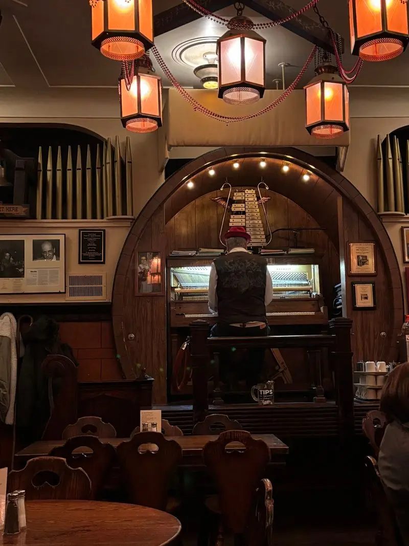 Piano Sing-Alongs Turn Dinner Into a Shared Show