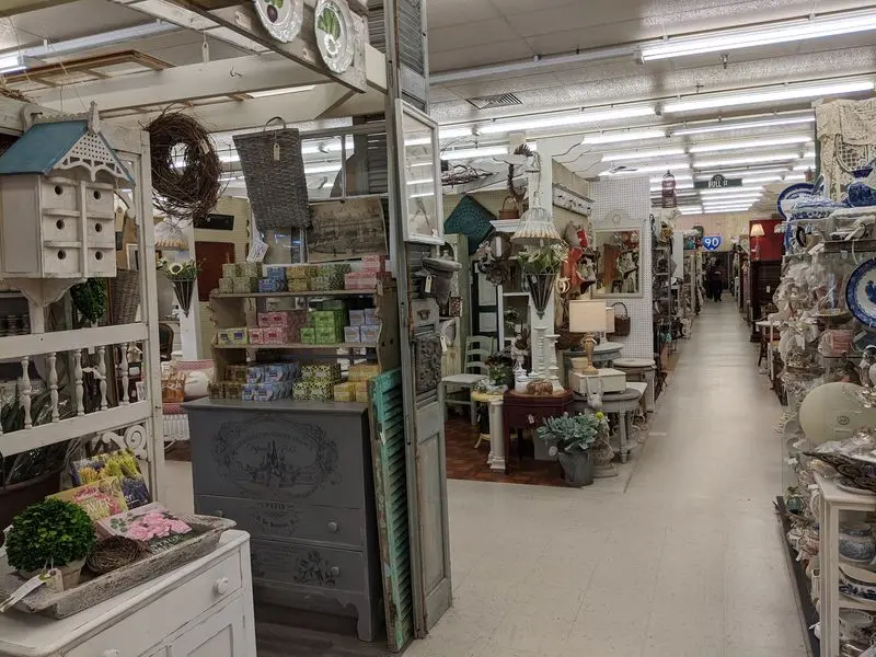 Walk Into A Treasure Hunt With Hundreds Of Dealers