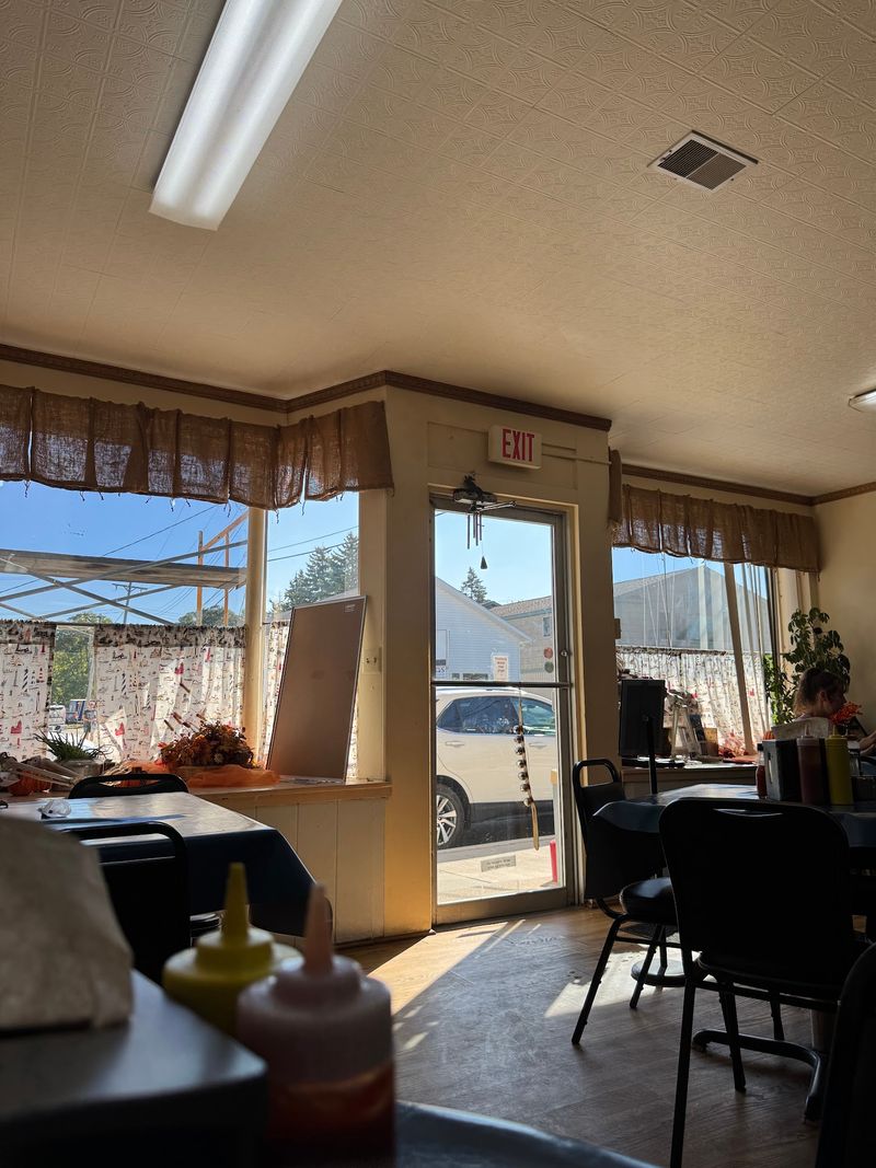 Enjoy The Small-Town Diner Atmosphere That Makes Walt's Different