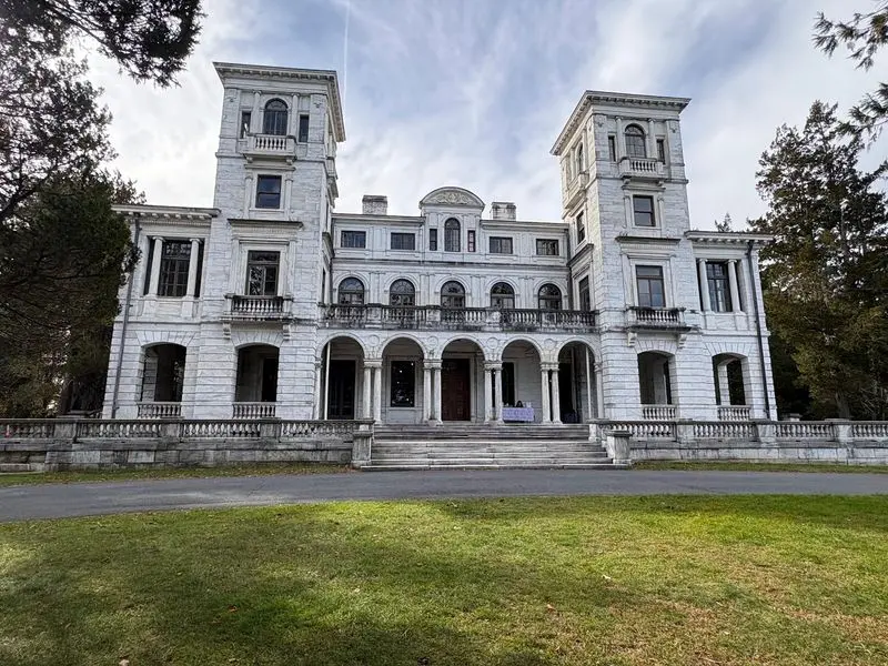 A Summer Retreat With Palace-Sized Ambitions