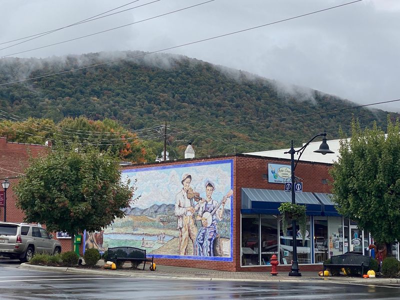 Turn a Walk Into a Mural Hunt