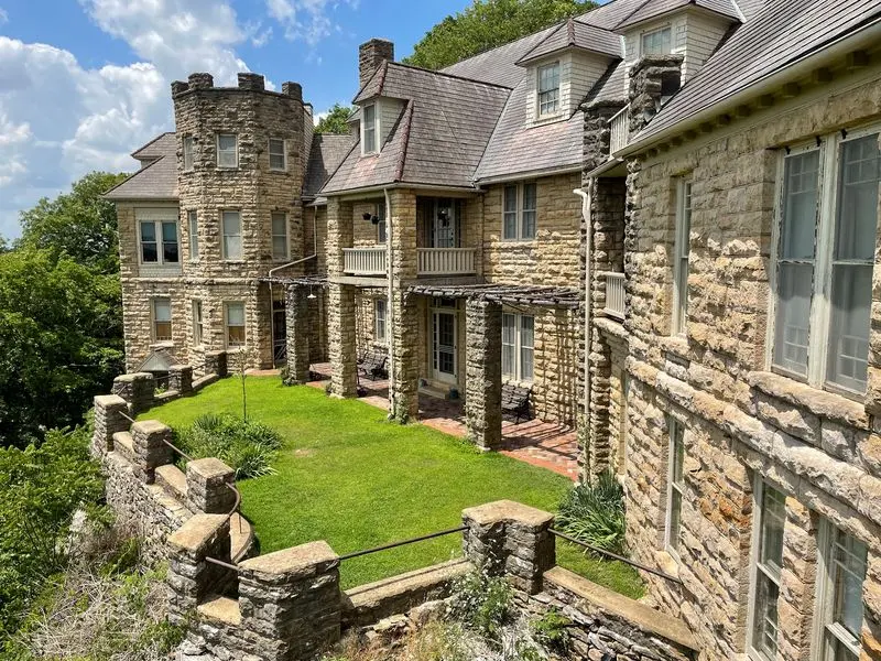 A Bluff-Top Lodge Just North Of Sedalia Deserves Your Turn Signal
