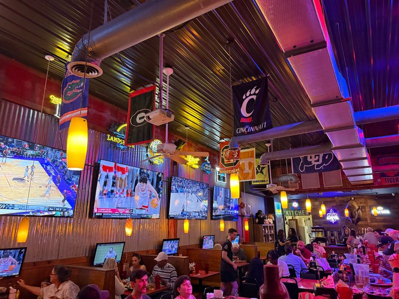 A Sports Bar That Welcomes the Whole Crew