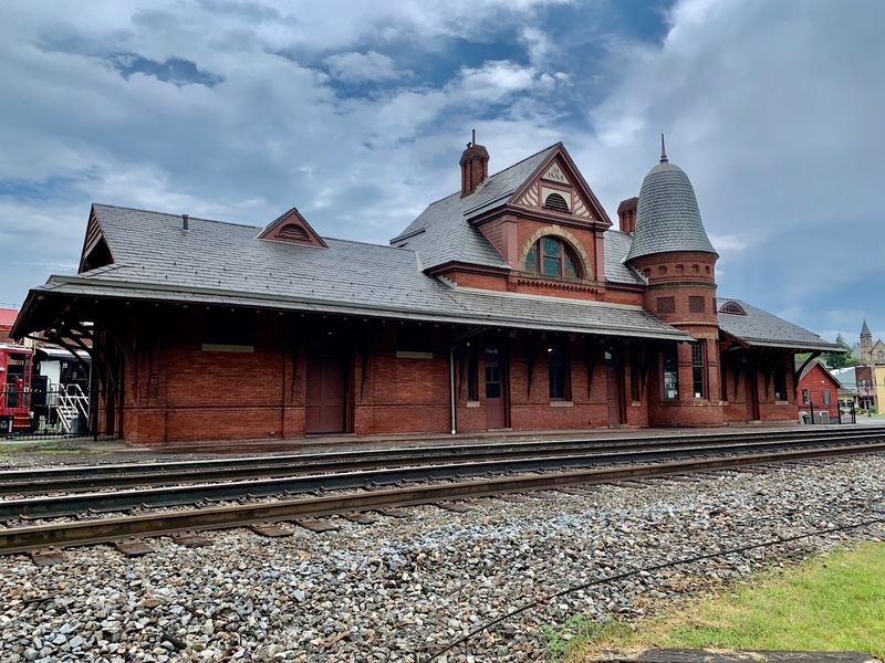 Why This Cozy County Seat Deserves Your Next Weekend