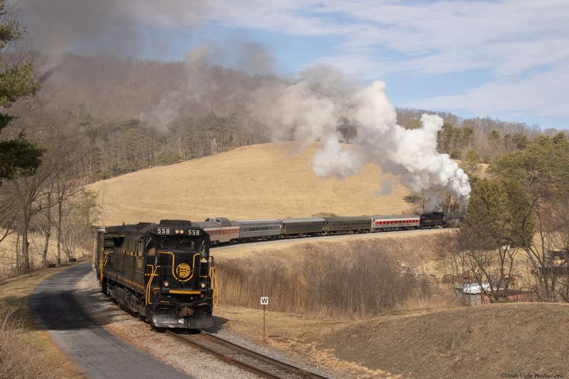 Why This Mountain Train Belongs On Your Fall Calendar
