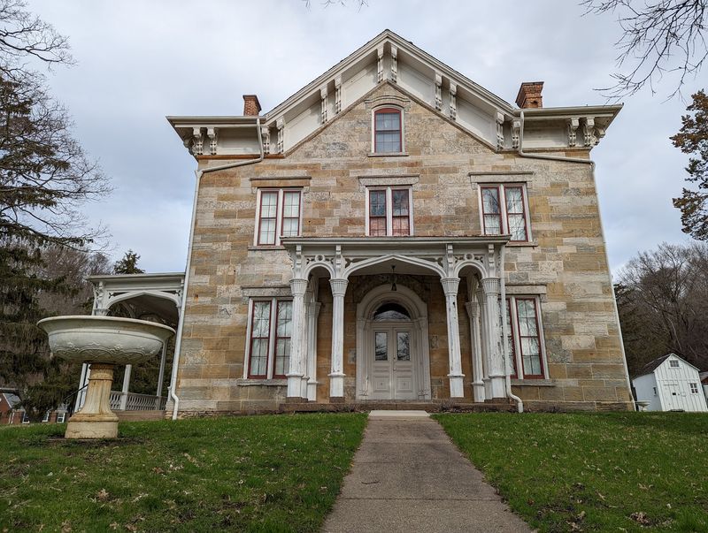 Ghost Stories on Lincoln Avenue Make Fall a Spooky Treat
