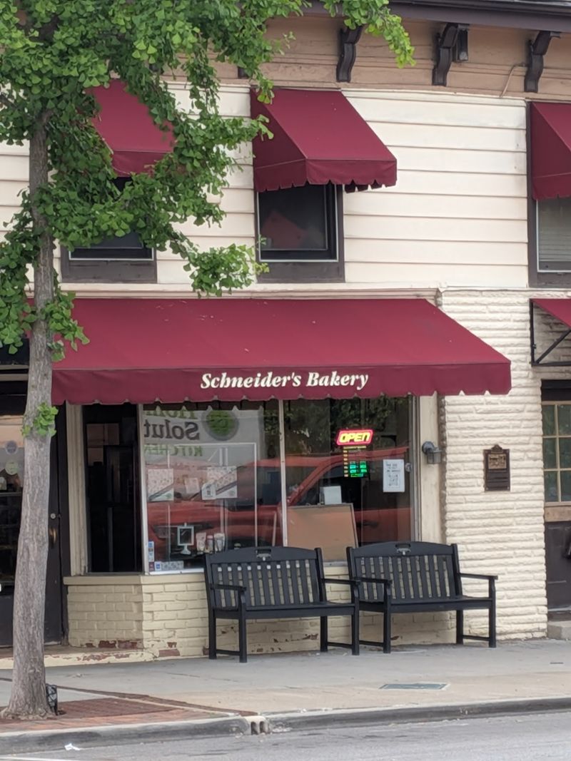 Schneider's Bakery: Cinnamon Rolls by the Pan