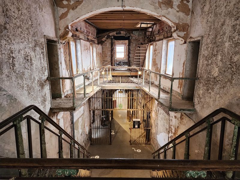 Follow Stories of Escapes, Daily Life, and Prisoners