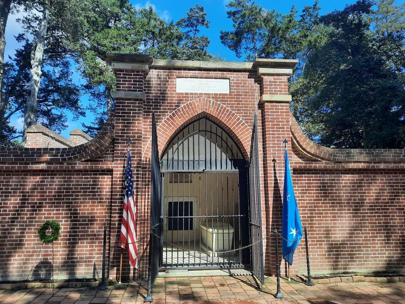 Pause Beside Washington&rsquo;s Tomb