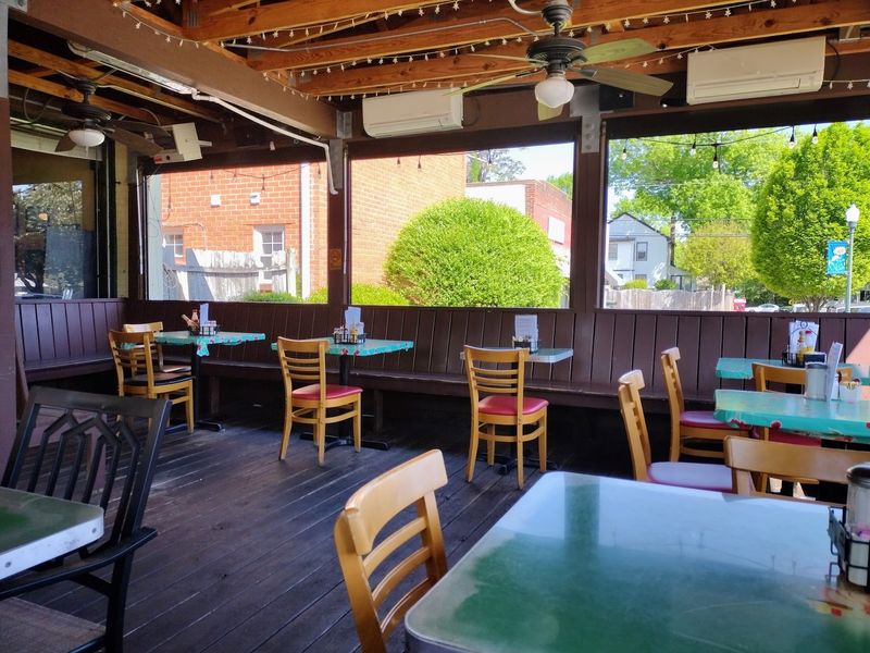 Dots Back Inn