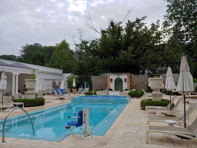 Family Pools Keep Younger Guests Entertained