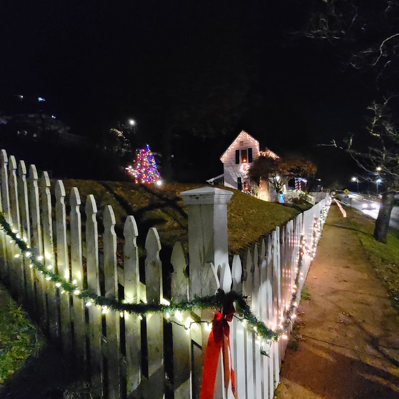 Mark Your Calendar For Candlelight, Crafts, And Fancy Hats