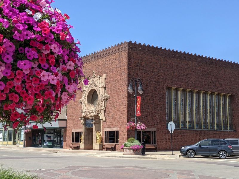 Turn Your Bank Visit Into a Grinnell Afternoon