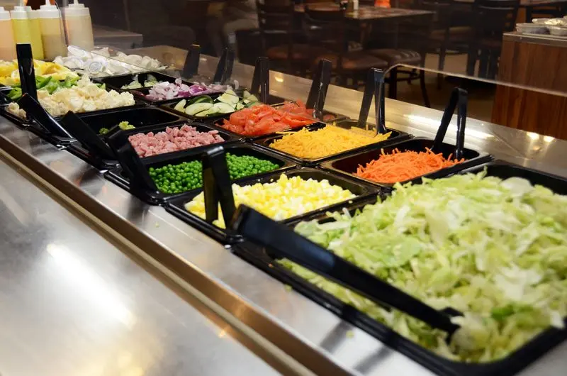 A Salad Bar That Actually Earns A Second Look