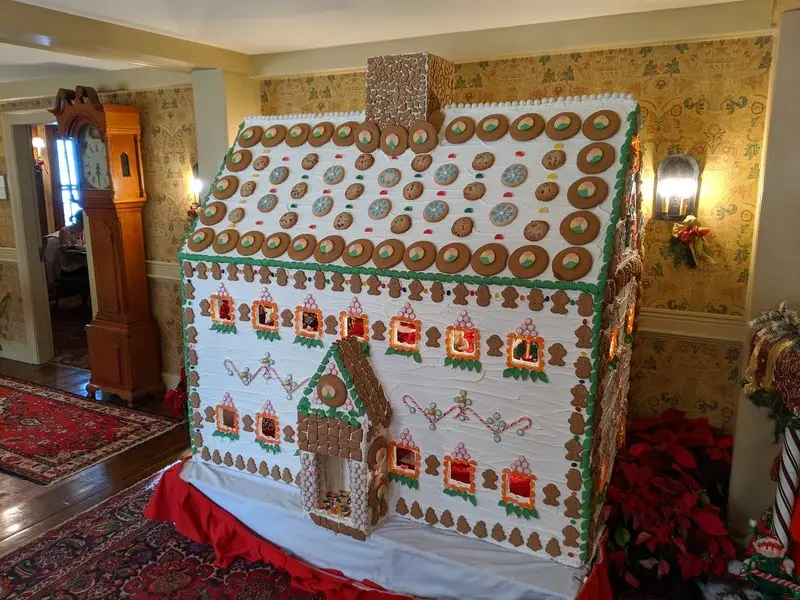 Scarecrows, Lobster Bakes, And A 10-Foot Gingerbread House