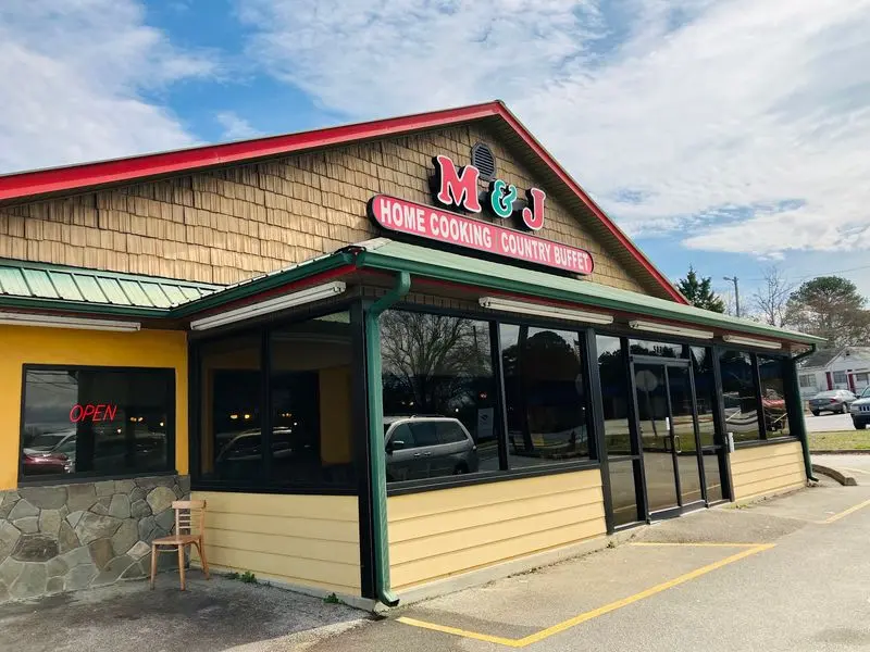 Families, Groups, And Big Appetites Will Find It Easy To Settle On This Spot