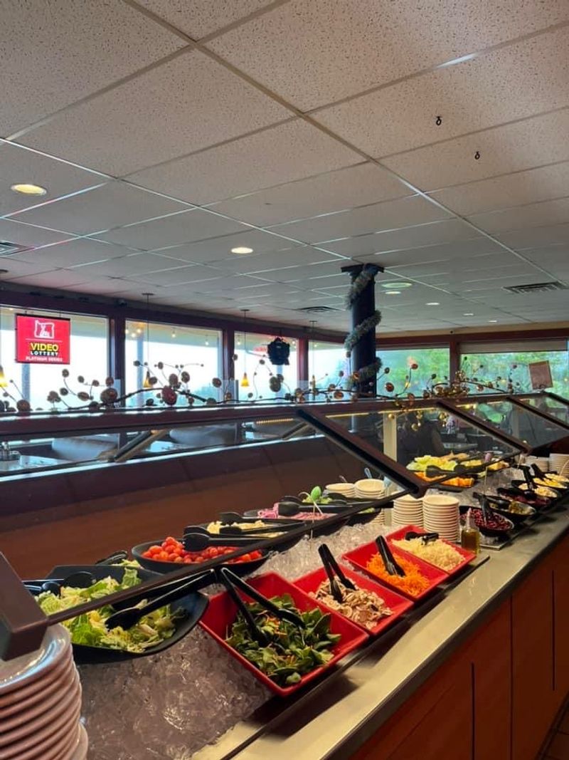 The Salad Bar That Wins Over Even The Skeptics