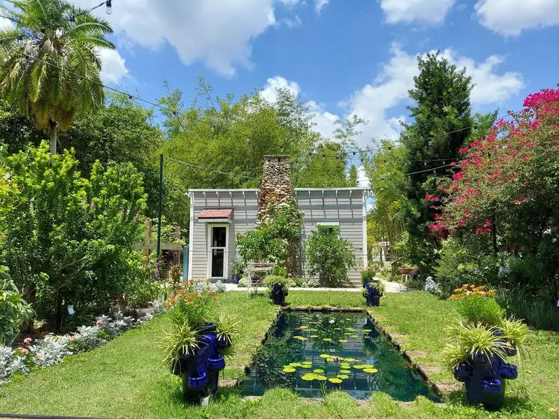 Over 1,700 Plants Turn A Stroll Into A World Tour