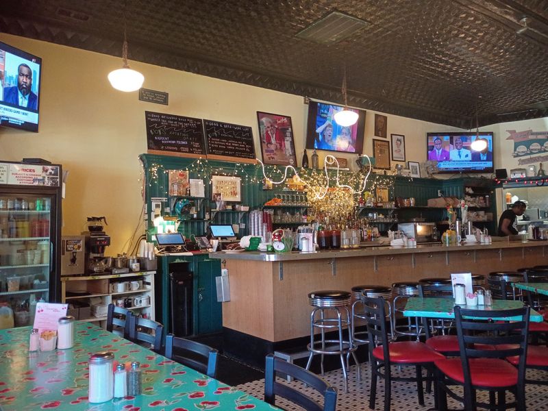 Dots Back Inn