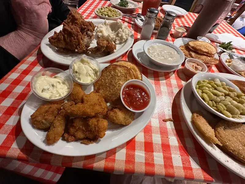 A Country Kitchen Worth Steering Off The Interstate For