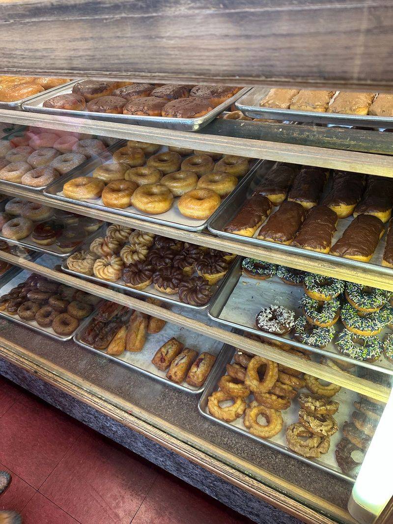 A Strip-Mall Donut Counter Worth Pulling Over For