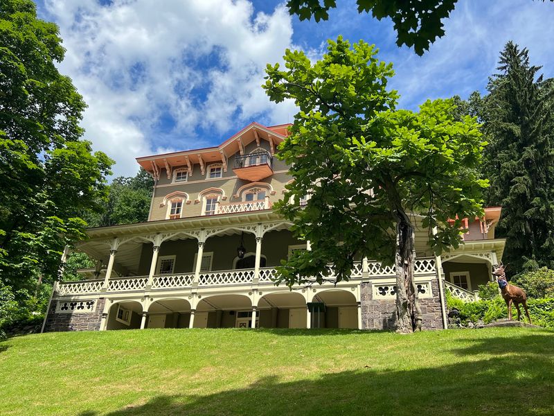 A Hilltop Arrival That Changes the Mood