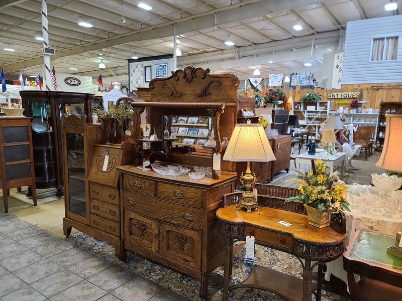 Antique Hunters, Your Treasure Map Starts Here