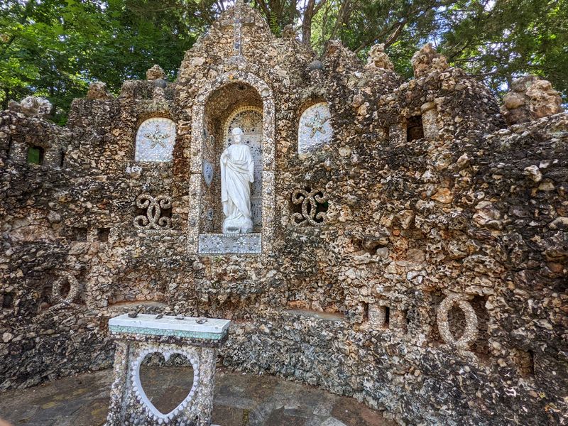 Seashells, Sparkle, And Missouri Rock In Every Niche