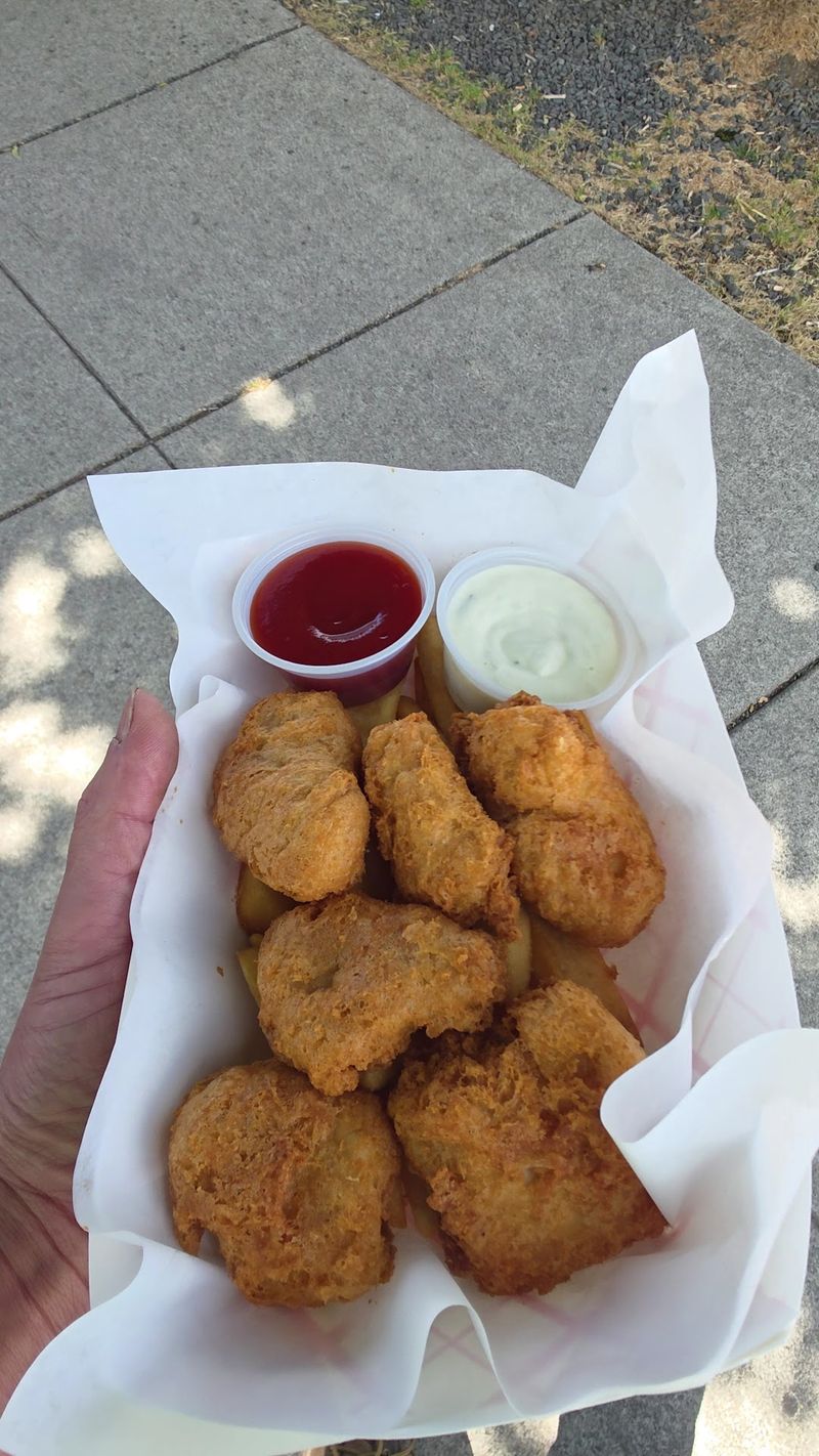 Bring the Picnic Mindset Because There's No Dining Room